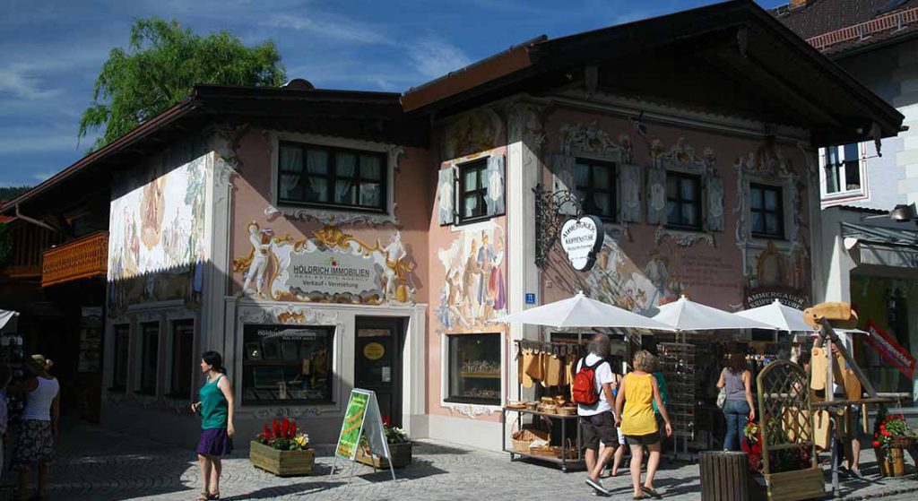 Pasonsspillet foregår i den vakre landsbyen Oberammergau.