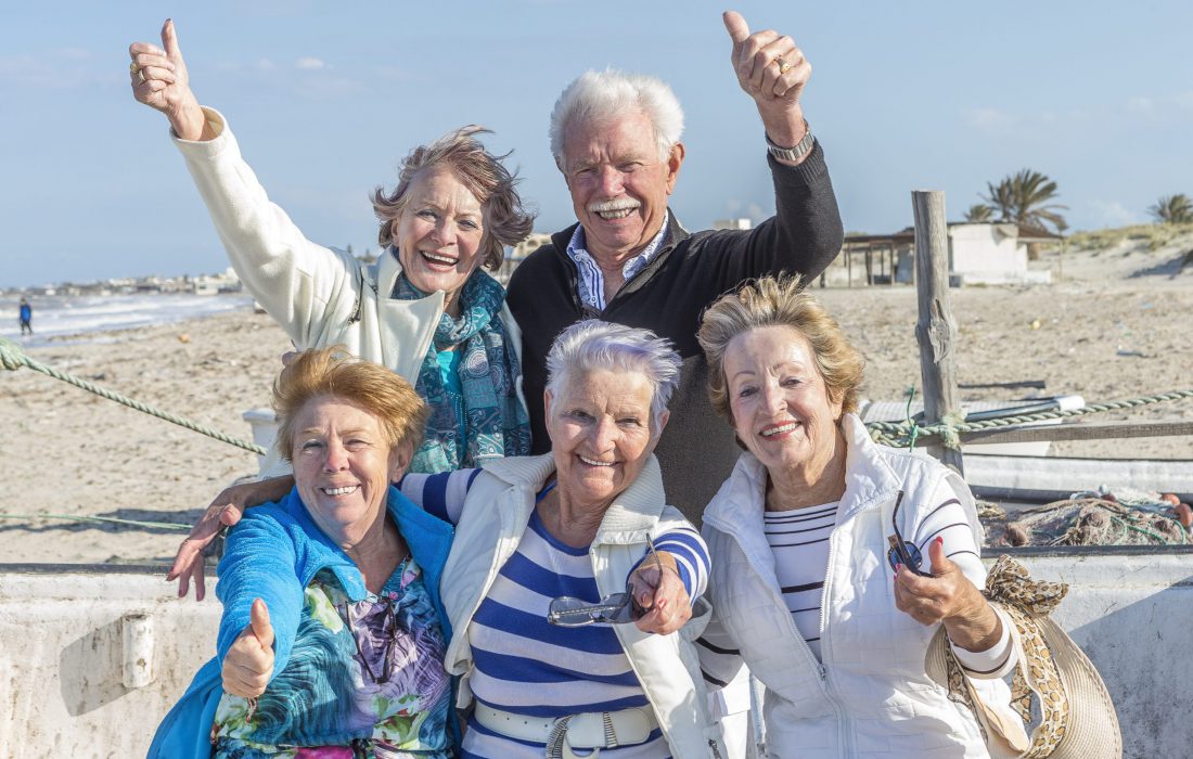 Glade, eldre mennesker på langtidsferie