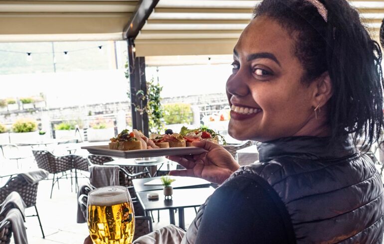 Småplukk til glasset du besttiller i Piemonte, Italia