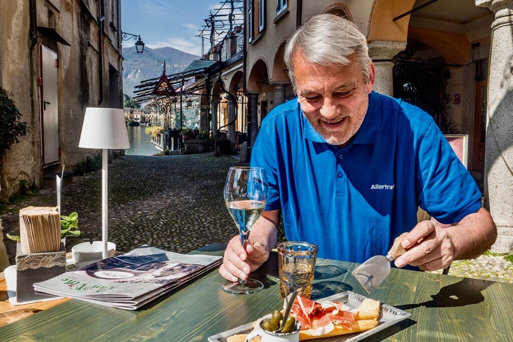 Reiseleder Ole forklarer hvorfor vi starter med en tørr Spumante i Piemonte