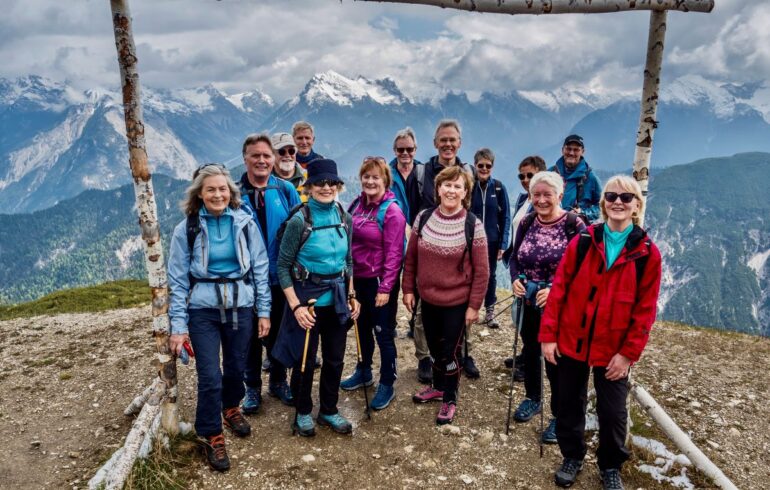 Glad gjeng på vandretur i Tyrol