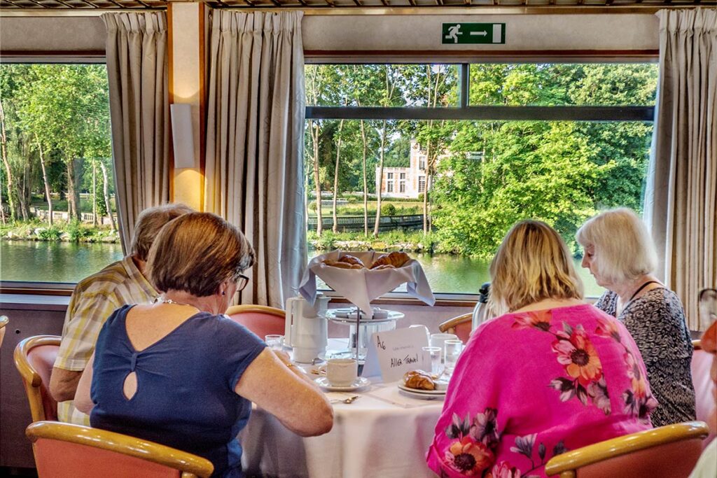 Elvecruise - gjester i restauranten