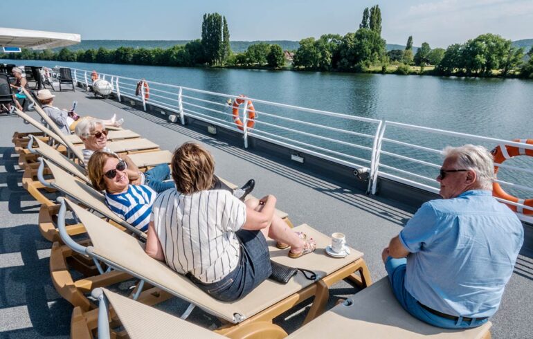 Elvecruise - gjester på dekk