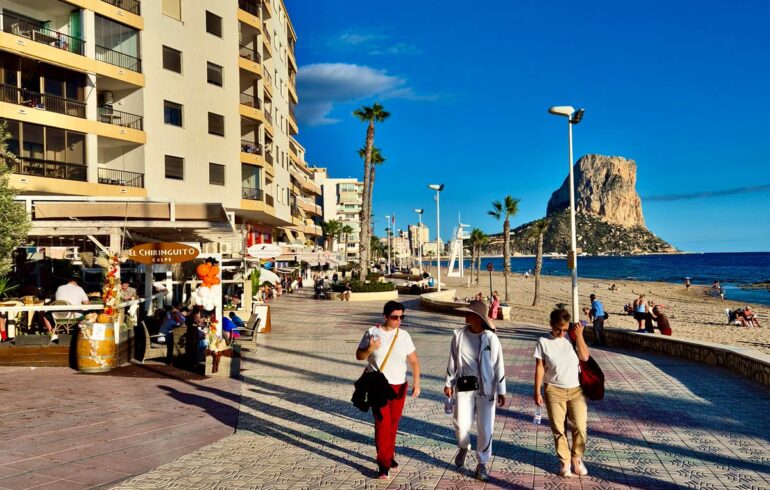 Strandpromenade og Calpeklippen