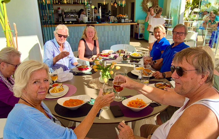 Gode venner samles til god lunsj sammen med vertene Anita og Helge.