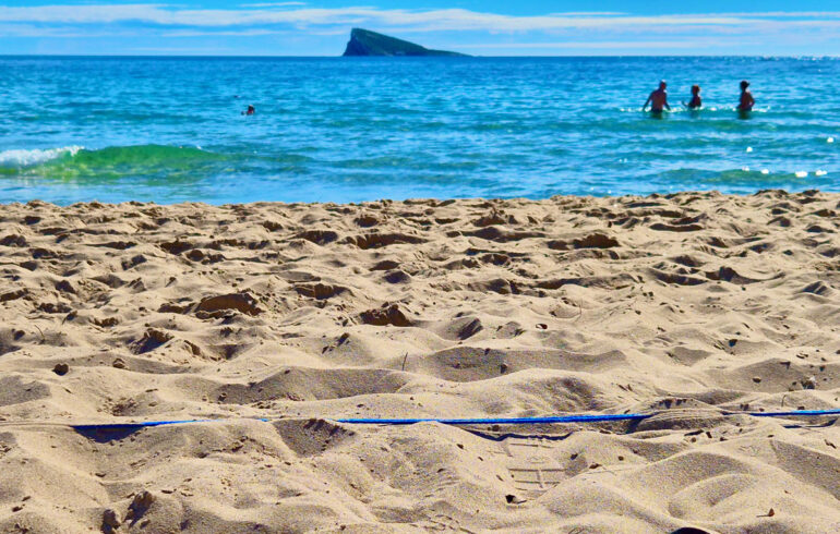 Deilig å bytte ut strøsand med sandstrand.