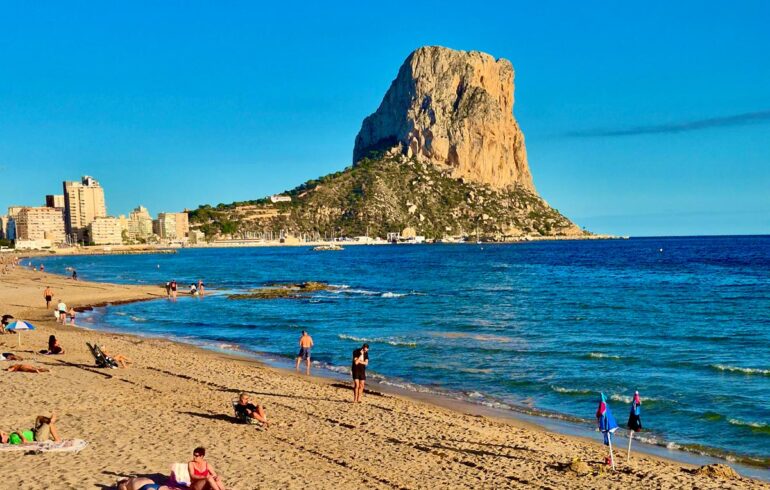 Det er mange som klatrer til toppen av Calpeklippen. Der har både Ragnhild og Terje gjort.