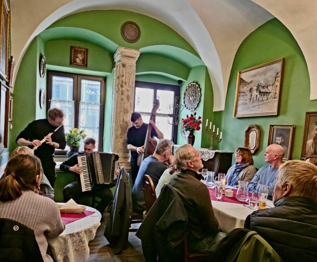 Klezmer er tradisjonell jødisk folkemusikk fra Øst-Europa. Den musikken hører du ofte i Kazimierz.